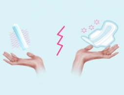Slika na kojoj su dvije ruke, na lijevoj strani ruka s tampon te na desnoj strani s higijenskim uloškom. Slika prikazuje različite prednosti tih proizvoda.